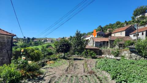 Ruína em pedra para restauro, em Vilar de Cunhas, Cabeceiras de Basto