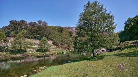 Ruína em pedra para restauro, em Vilar de Cunhas, Cabeceiras de Basto