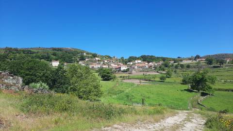 Ruína em pedra para restauro, em Vilar de Cunhas, Cabeceiras de Basto