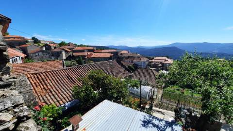 Ruína em pedra para restauro, em Vilar de Cunhas, Cabeceiras de Basto