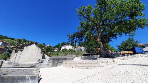 Ruína em pedra para restauro, em Vilar de Cunhas, Cabeceiras de Basto