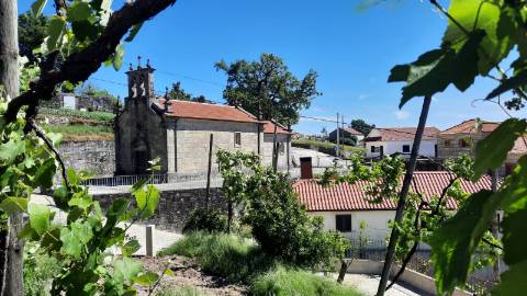 Ruína em pedra para restauro, em Vilar de Cunhas, Cabeceiras de Basto