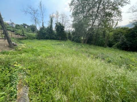 Terreno com 715,18 em zona de construção, em Baloutas, Cabeceiras de Basto