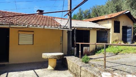 Moradia T3 com piscina, Lugar de Água Redonda, em Cabeceiras de Bato