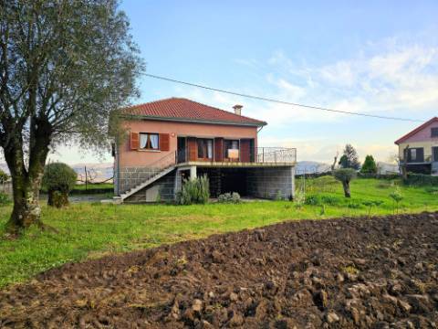 Moradia T4, em Cunhas, Cabeceiras de Basto