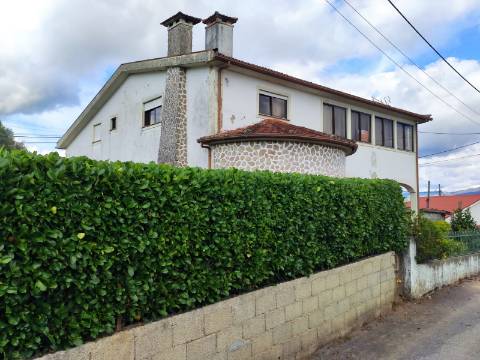 Moradia Bifamiliar T2 e T2, no Lugar da Cancela, próximo a Vila de Cabeceiras de Basto