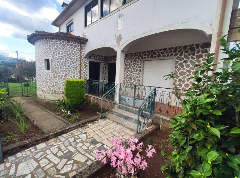 Moradia Bifamiliar T2 e T2, no Lugar da Cancela, próximo a Vila de Cabeceiras de Basto