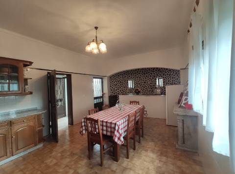 Moradia Bifamiliar T2 e T2, no Lugar da Cancela, próximo a Vila de Cabeceiras de Basto