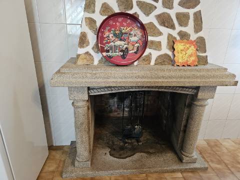 Moradia Bifamiliar T2 e T2, no Lugar da Cancela, próximo a Vila de Cabeceiras de Basto