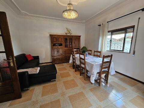 Moradia Bifamiliar T2 e T2, no Lugar da Cancela, próximo a Vila de Cabeceiras de Basto