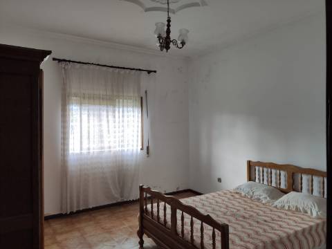 Moradia Bifamiliar T2 e T2, no Lugar da Cancela, próximo a Vila de Cabeceiras de Basto