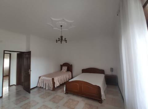 Moradia Bifamiliar T2 e T2, no Lugar da Cancela, próximo a Vila de Cabeceiras de Basto