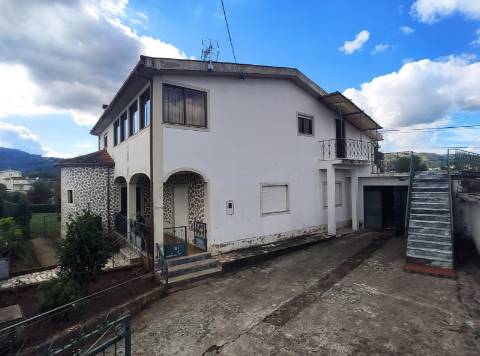 Moradia Bifamiliar T2 e T2, no Lugar da Cancela, próximo a Vila de Cabeceiras de Basto