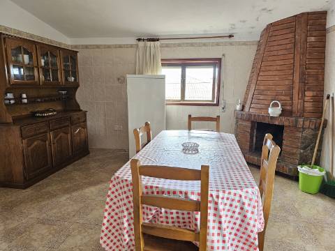 Moradia Bifamiliar T2 e T2, no Lugar da Cancela, próximo a Vila de Cabeceiras de Basto