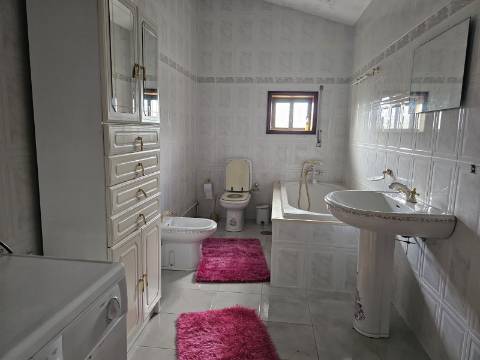 Moradia Bifamiliar T2 e T2, no Lugar da Cancela, próximo a Vila de Cabeceiras de Basto