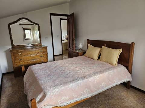 Moradia Bifamiliar T2 e T2, no Lugar da Cancela, próximo a Vila de Cabeceiras de Basto