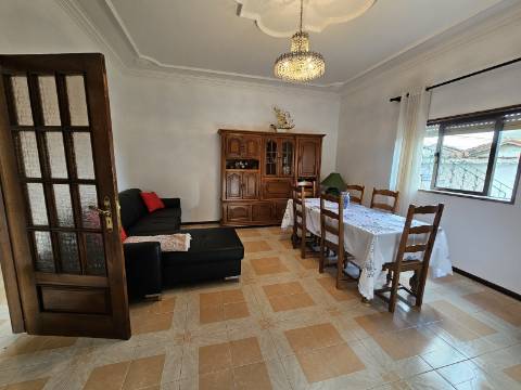 Moradia Bifamiliar T2 e T2, no Lugar da Cancela, próximo a Vila de Cabeceiras de Basto