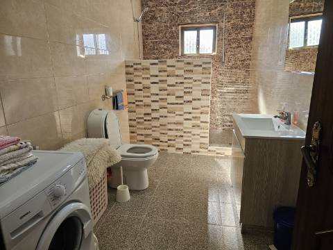 Moradia Bifamiliar T2 e T2, no Lugar da Cancela, próximo a Vila de Cabeceiras de Basto