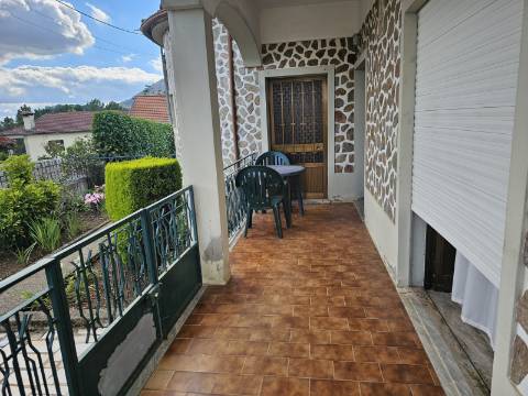 Moradia Bifamiliar T2 e T2, no Lugar da Cancela, próximo a Vila de Cabeceiras de Basto