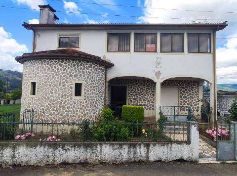 Moradia Bifamiliar T2 e T2, no Lugar da Cancela, próximo a Vila de Cabeceiras de Basto