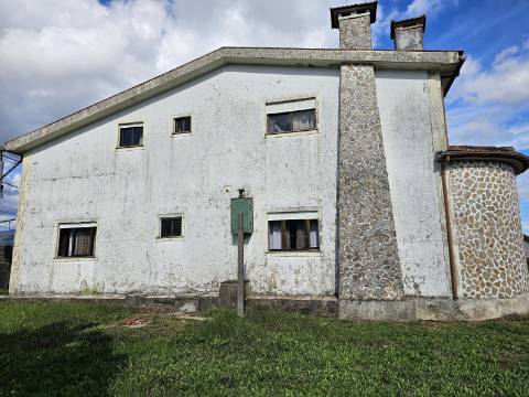 Moradia Bifamiliar T2 e T2, no Lugar da Cancela, próximo a Vila de Cabeceiras de Basto