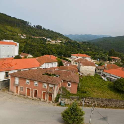 Moradia com projeto aprovado para 10 apartamentos, no Centro da Vila de Cabeceiras de Basto