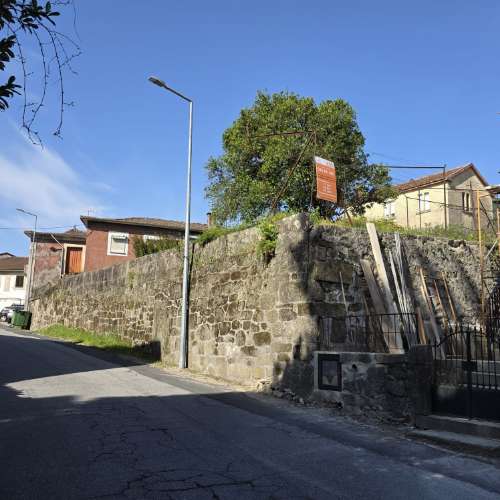 Moradia com projeto aprovado para 10 apartamentos, no Centro da Vila de Cabeceiras de Basto