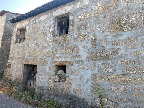 Casa Rústica em Pedra para Recuperar - Boadela, Pedraça | Cabeceiras de Basto