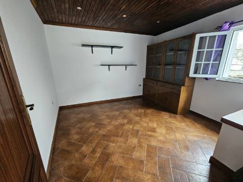 Moradia T2 em pedra para arrendamento em Alvite, Cabeceiras de Basto