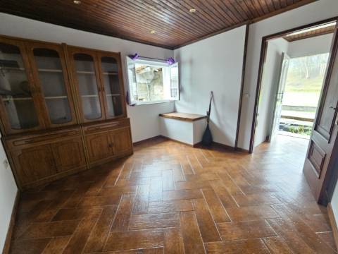 Moradia T2 em pedra para arrendamento em Alvite, Cabeceiras de Basto