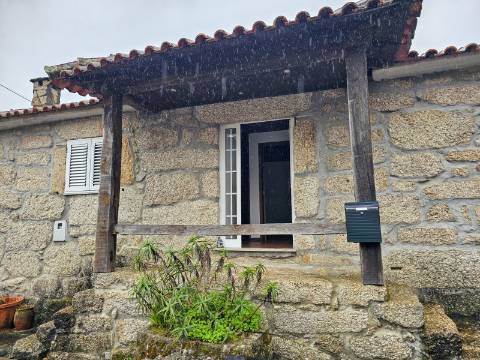 Moradia T2 em pedra para arrendamento em Alvite, Cabeceiras de Basto