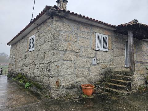 Moradia T2 em pedra para arrendamento em Alvite, Cabeceiras de Basto