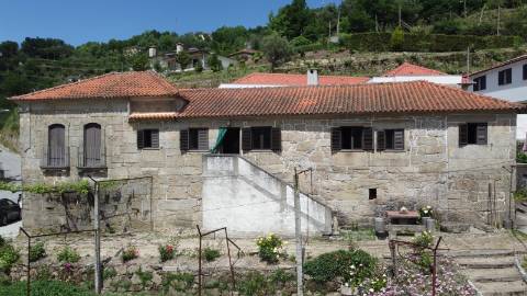 Moradia T4, em pedra, com terreno de 2.366 m² e Espigueiro datado de 1933 - Cerva, Ribeira de Pena