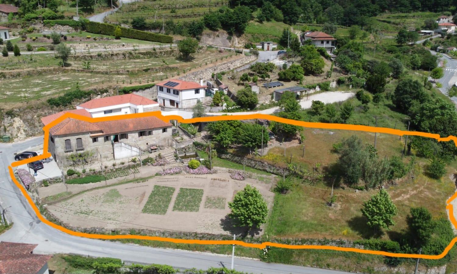 Moradia T4, em pedra, com terreno de 2.366 m² e Espigueiro datado de 1933 - Cerva, Ribeira de Pena