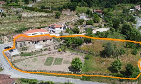 Moradia T4, em pedra, com terreno de 2.366 m² e Espigueiro datado de 1933 - Cerva, Ribeira de Pena