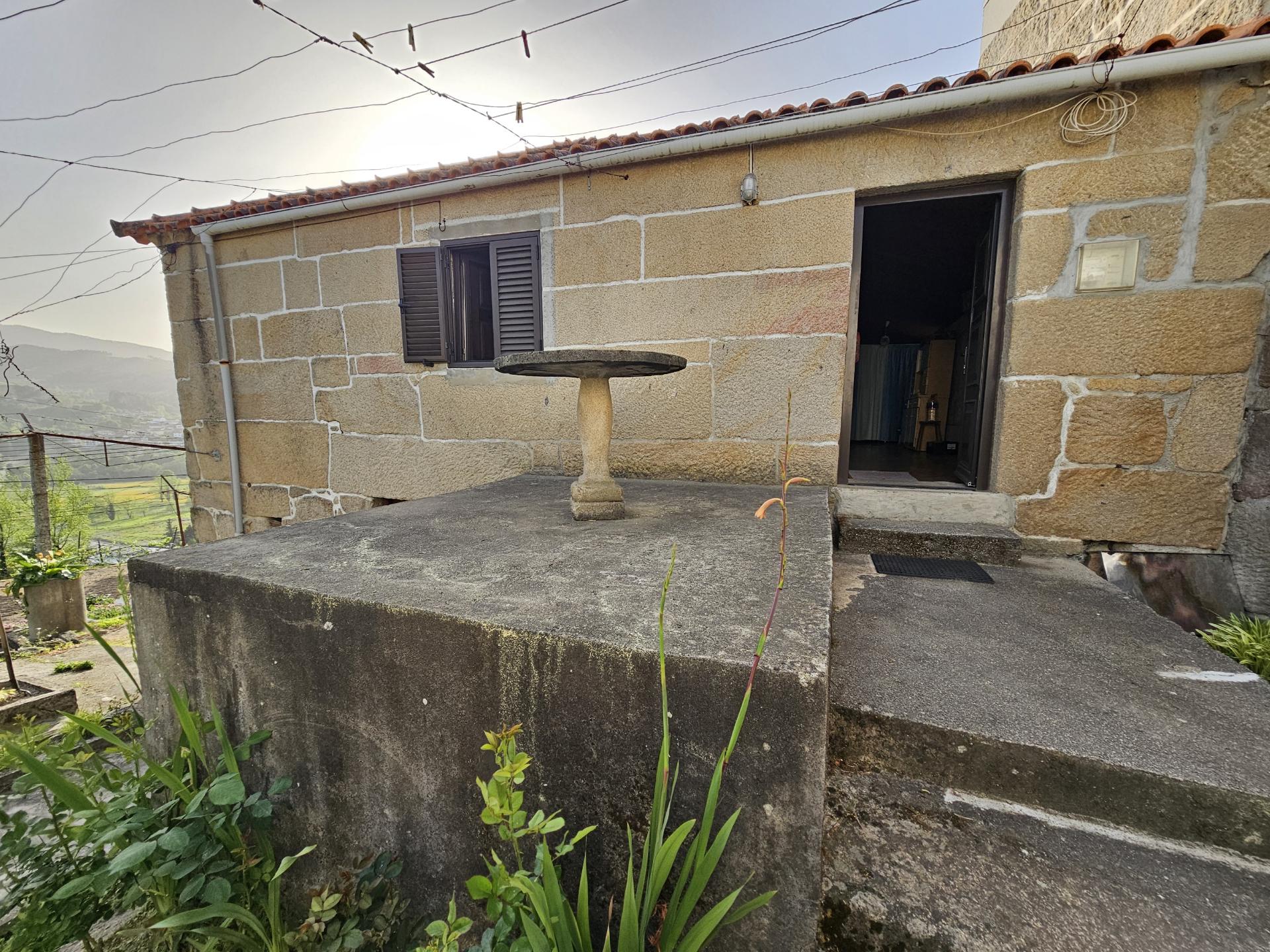 Moradia T4, em pedra, com terreno de 2.366 m² e Espigueiro datado de 1933 - Cerva, Ribeira de Pena