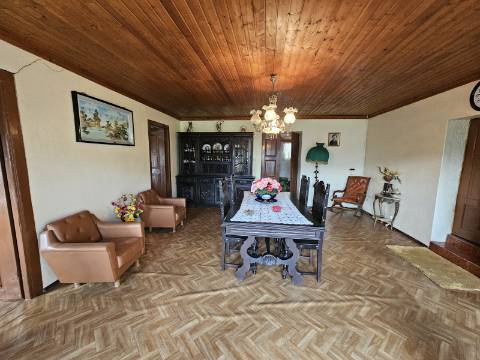 Moradia T4, em pedra, com terreno de 2.366 m² e Espigueiro datado de 1933 - Cerva, Ribeira de Pena
