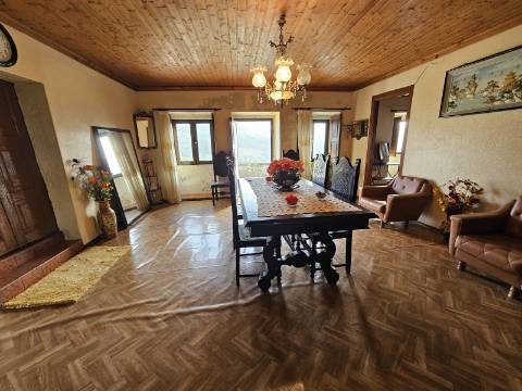 Moradia T4, em pedra, com terreno de 2.366 m² e Espigueiro datado de 1933 - Cerva, Ribeira de Pena