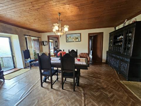 Moradia T4, em pedra, com terreno de 2.366 m² e Espigueiro datado de 1933 - Cerva, Ribeira de Pena