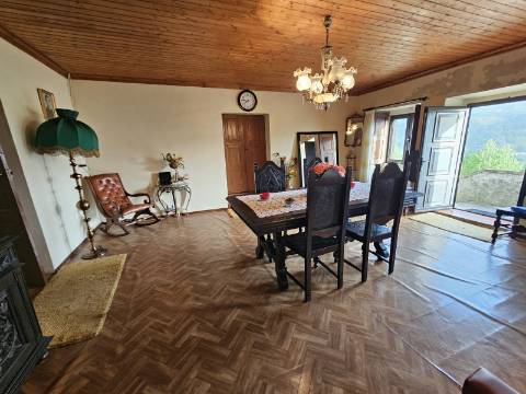 Moradia T4, em pedra, com terreno de 2.366 m² e Espigueiro datado de 1933 - Cerva, Ribeira de Pena