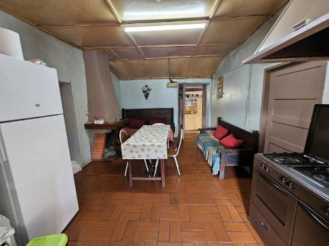 Moradia T4, em pedra, com terreno de 2.366 m² e Espigueiro datado de 1933 - Cerva, Ribeira de Pena