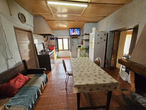 Moradia T4, em pedra, com terreno de 2.366 m² e Espigueiro datado de 1933 - Cerva, Ribeira de Pena