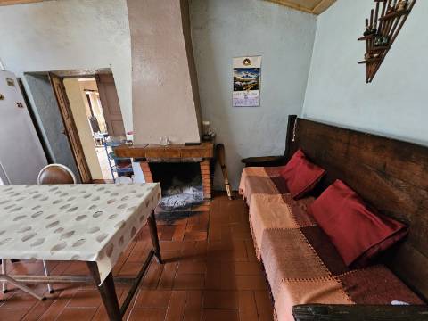 Moradia T4, em pedra, com terreno de 2.366 m² e Espigueiro datado de 1933 - Cerva, Ribeira de Pena