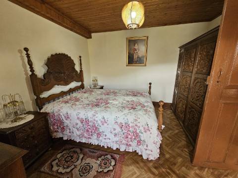Moradia T4, em pedra, com terreno de 2.366 m² e Espigueiro datado de 1933 - Cerva, Ribeira de Pena