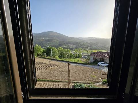 Moradia T4, em pedra, com terreno de 2.366 m² e Espigueiro datado de 1933 - Cerva, Ribeira de Pena