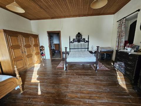 Moradia T4, em pedra, com terreno de 2.366 m² e Espigueiro datado de 1933 - Cerva, Ribeira de Pena