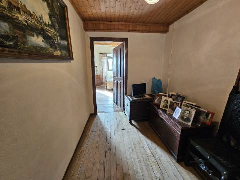 Moradia T4, em pedra, com terreno de 2.366 m² e Espigueiro datado de 1933 - Cerva, Ribeira de Pena