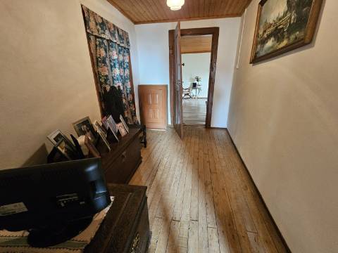 Moradia T4, em pedra, com terreno de 2.366 m² e Espigueiro datado de 1933 - Cerva, Ribeira de Pena