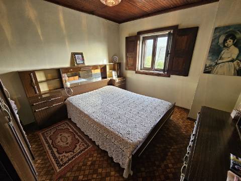 Moradia T4, em pedra, com terreno de 2.366 m² e Espigueiro datado de 1933 - Cerva, Ribeira de Pena