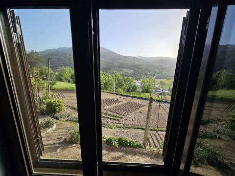 Moradia T4, em pedra, com terreno de 2.366 m² e Espigueiro datado de 1933 - Cerva, Ribeira de Pena